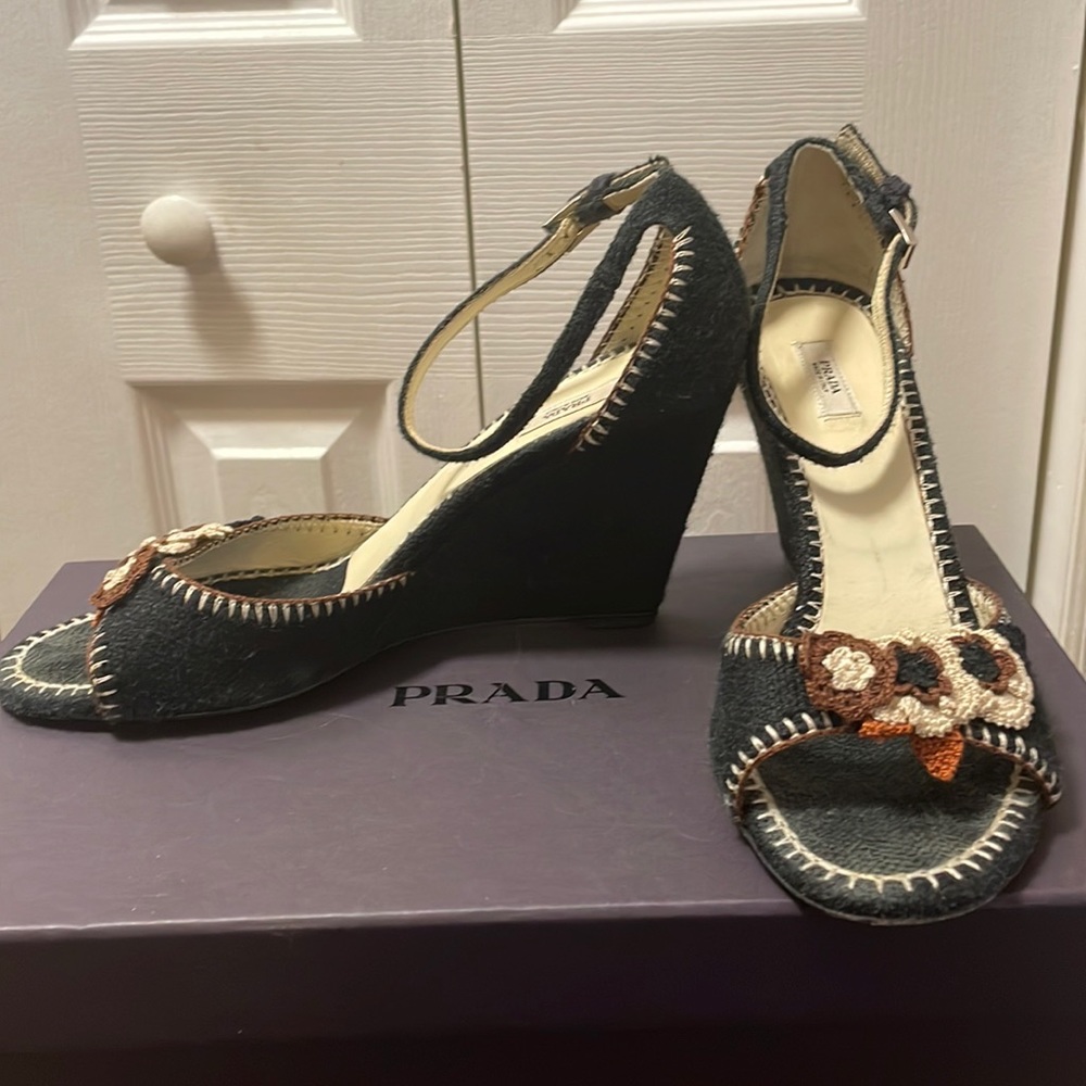 Prada black/beige floral wedge woven/crochet sandal sz 37.5